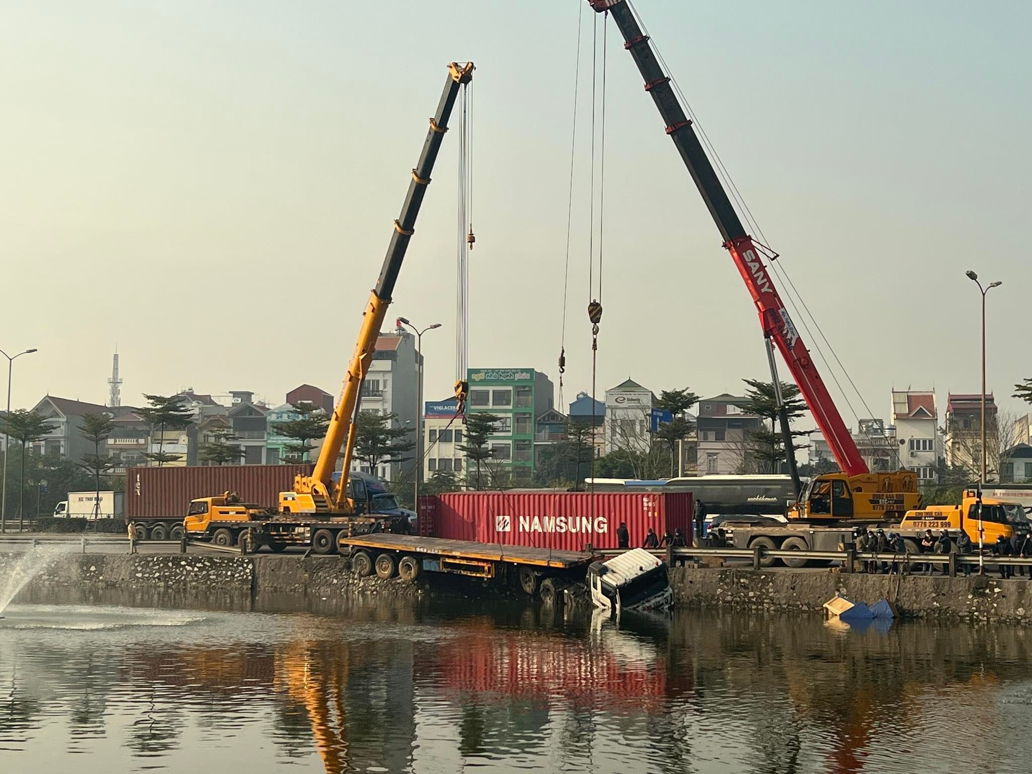 Xe container lao xuong ho Ha Noi anh 1