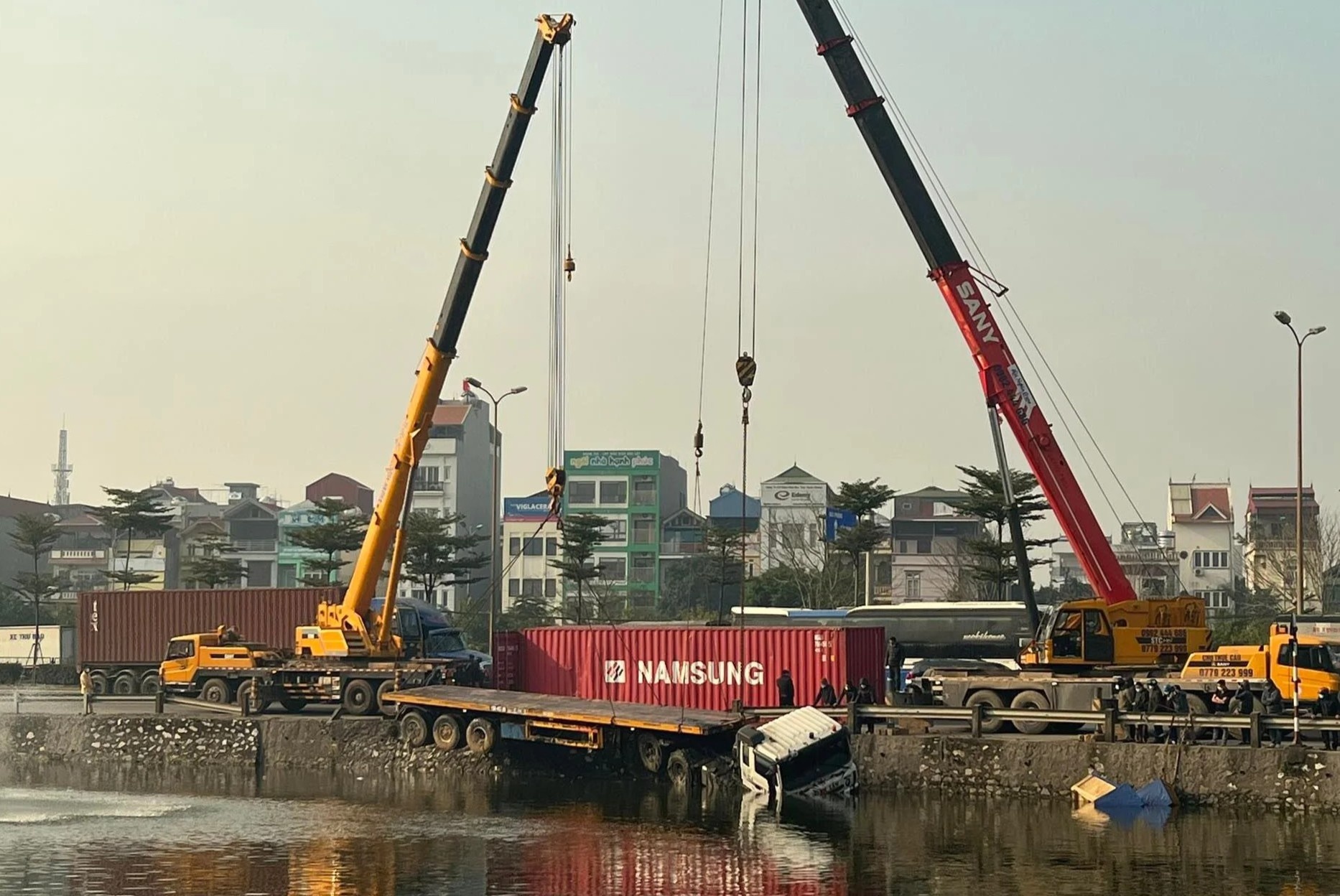 Xe container lao xuong ho o Ha Noi hinh anh