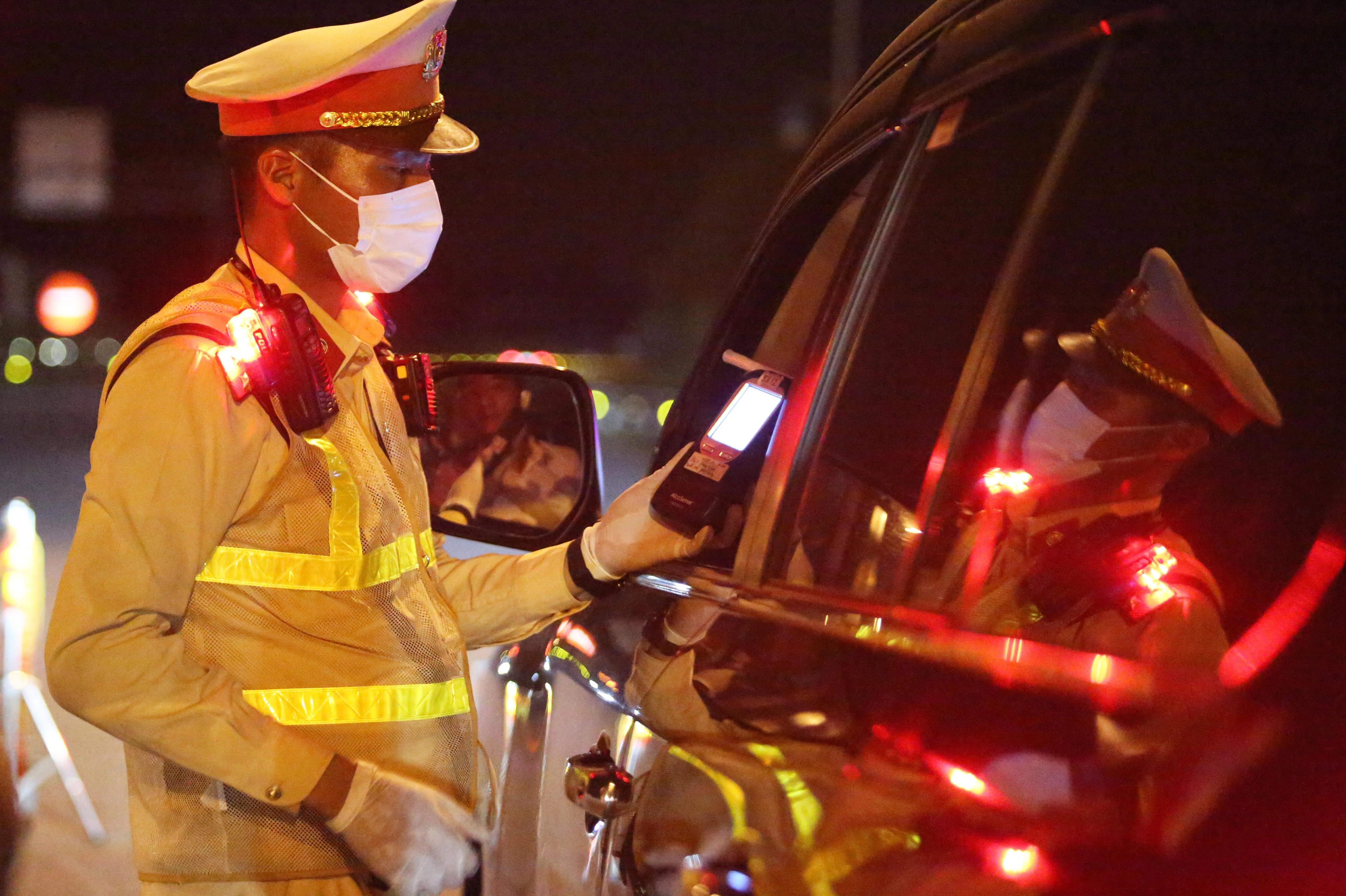 Tai xe duong tinh ma tuy khai do dung thuoc dieu tri Covid-19 hinh anh