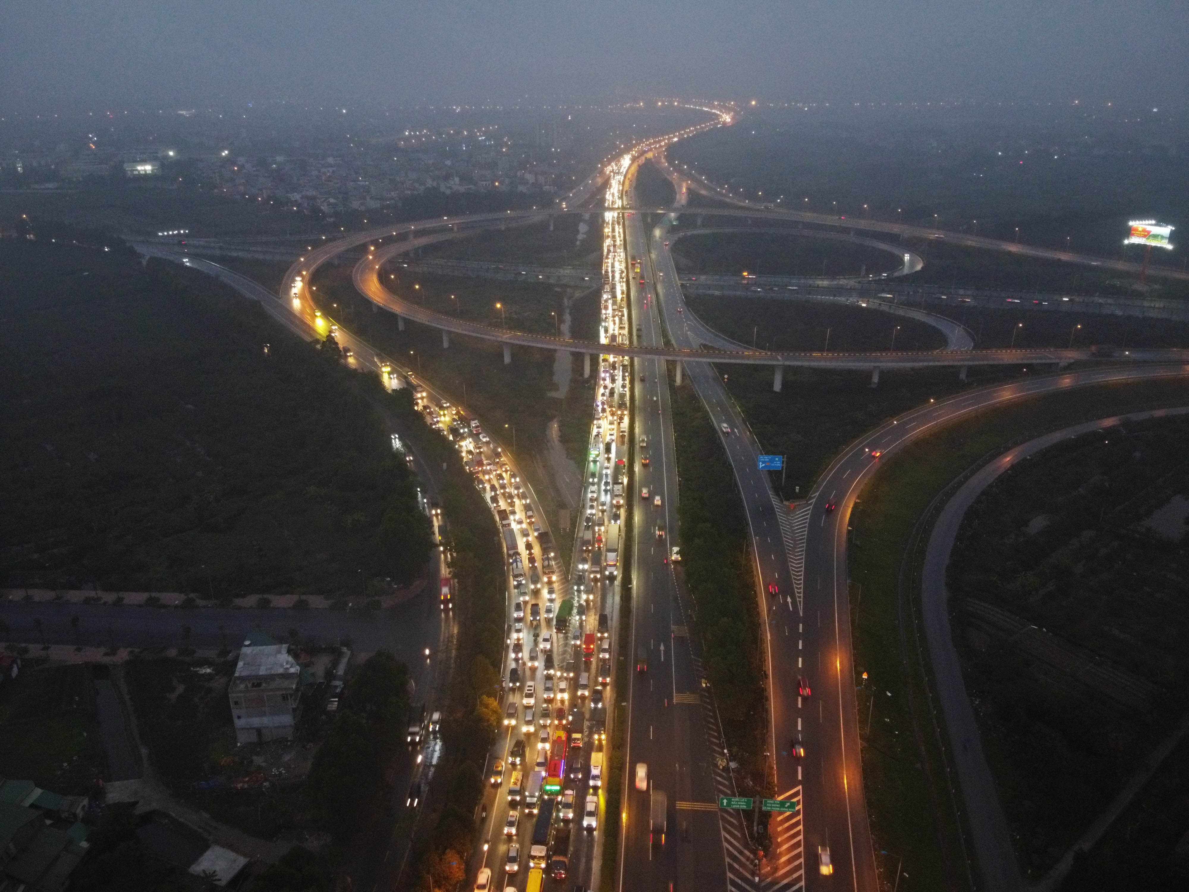 Xe audi tong dai phan cach cau thanh tri anh 5