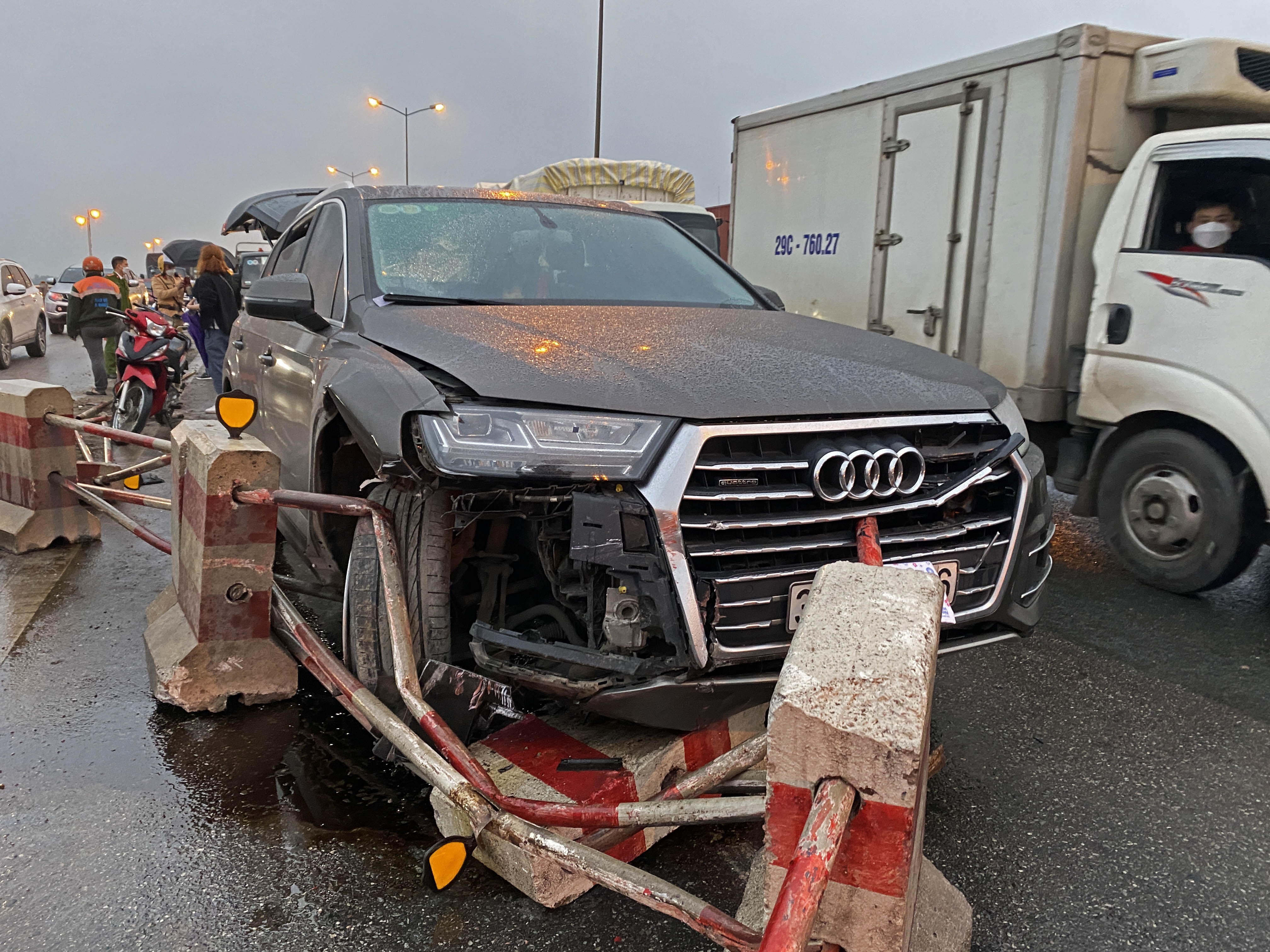 Xe audi tong dai phan cach cau thanh tri anh 3