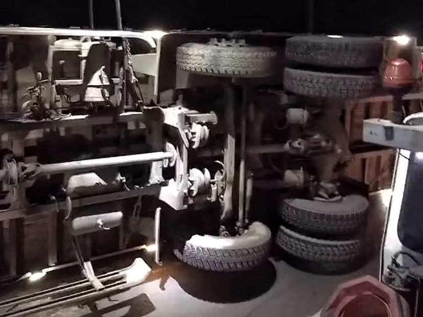 Lat xe tai trong dem, 2 cha con thiet mang hinh anh