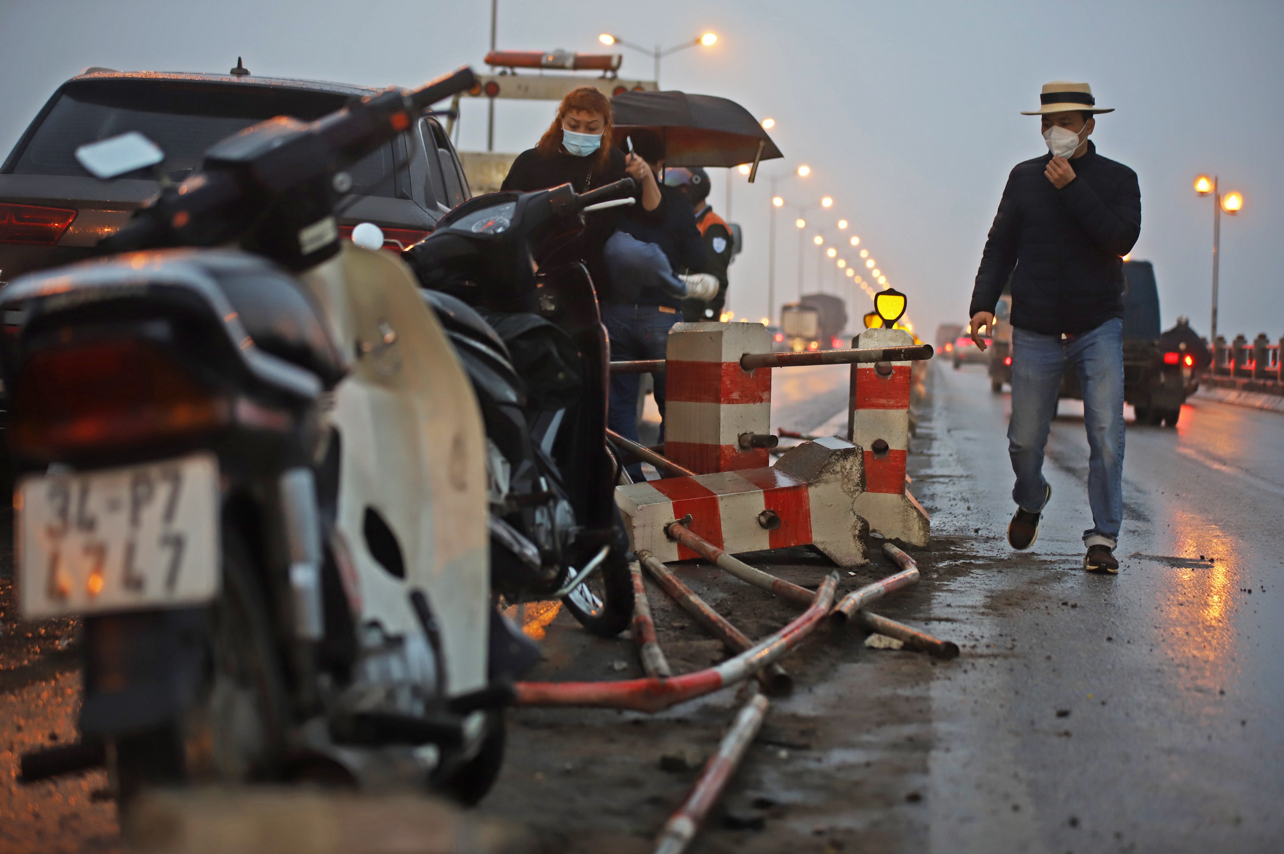 Xe audi tong dai phan cach cau thanh tri anh 2