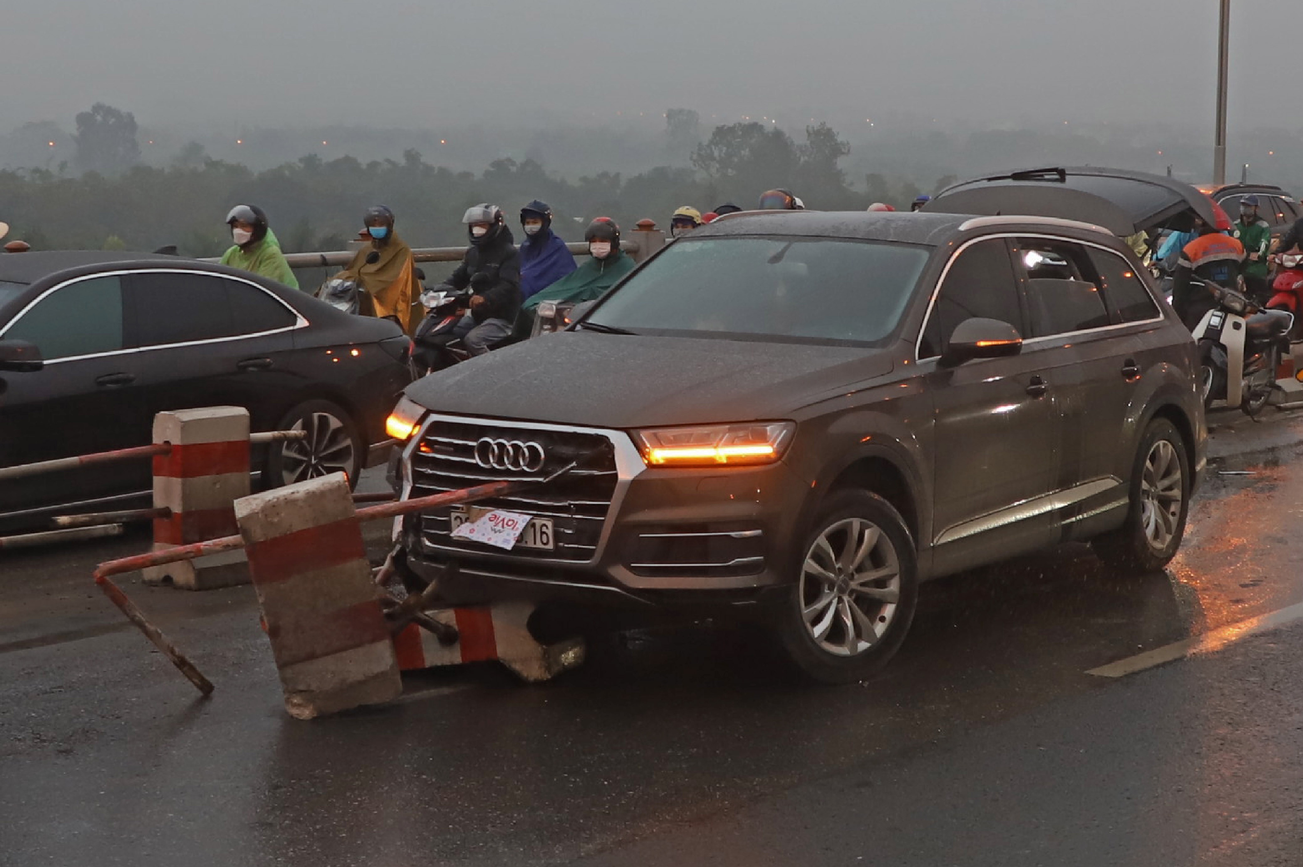 Xe audi tong dai phan cach cau thanh tri anh 1