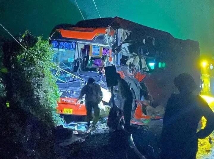 Oto khach bien dang sau va cham voi xe dau keo hinh anh