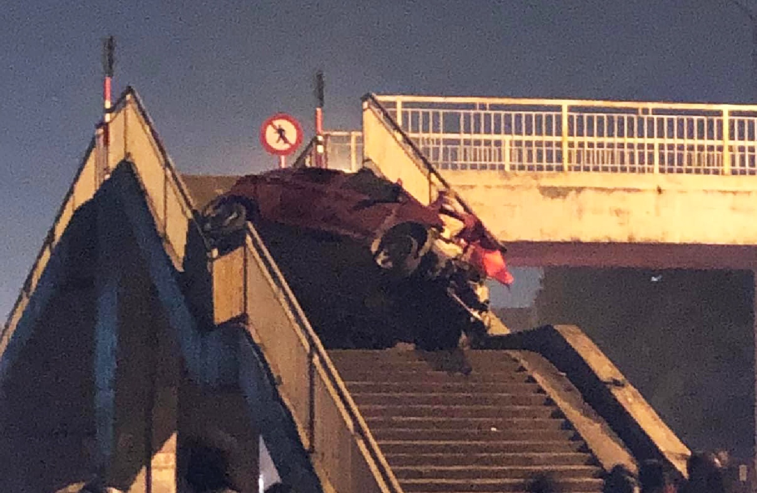 Oto lao len cau vuot danh cho nguoi di bo, mot nguoi chet hinh anh