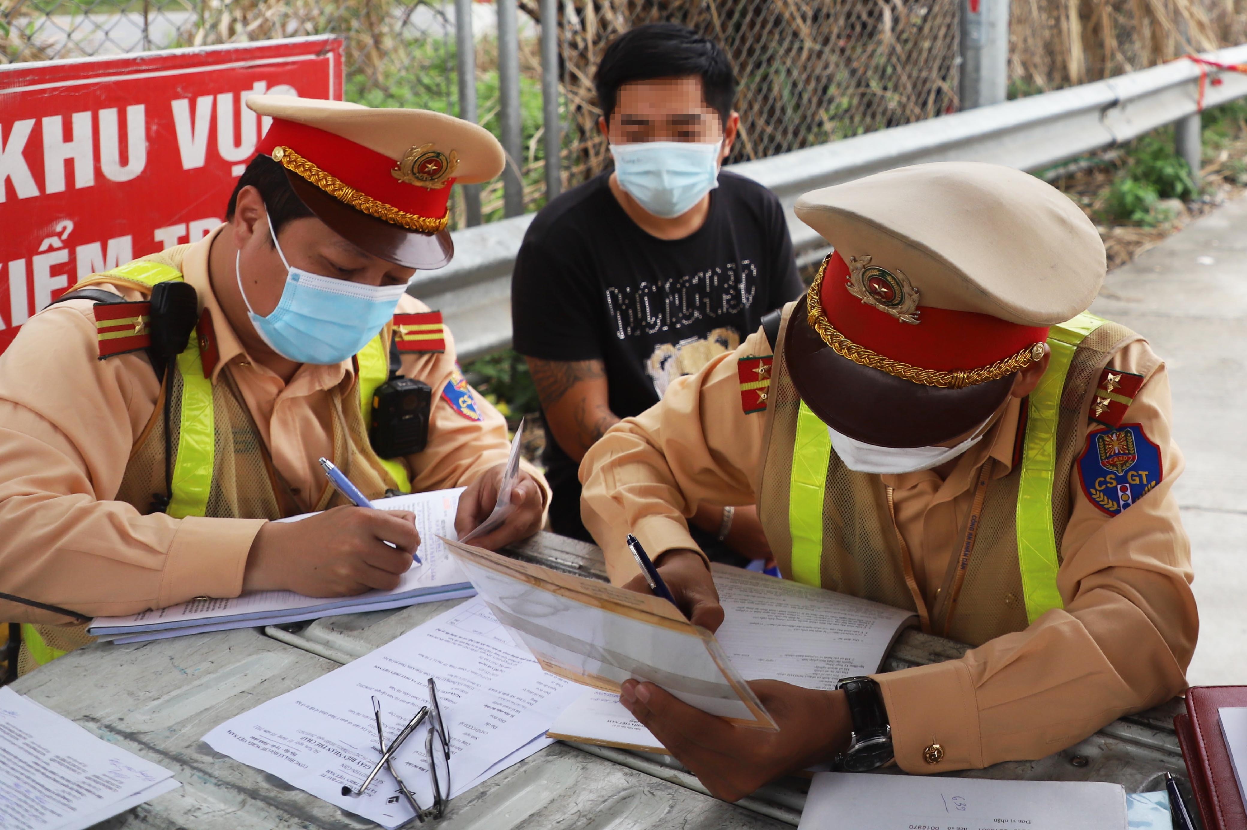 Cho qua tai tren duong cao toc, tai xe va chu xe bi phat 18 trieu dong hinh anh