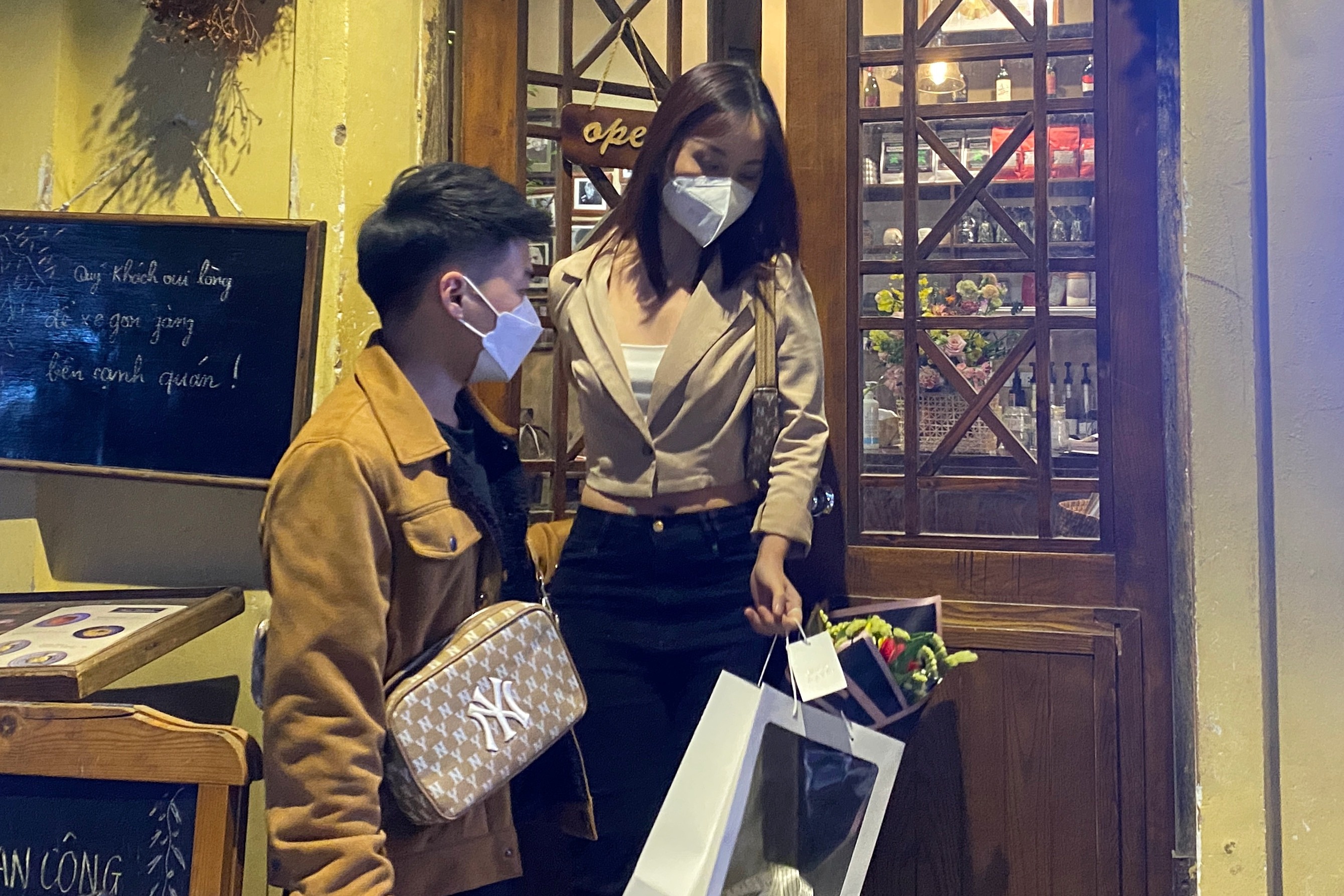 Hang quan dong cua luc 21h - khach buc xuc, nhan vien kho xu hinh anh