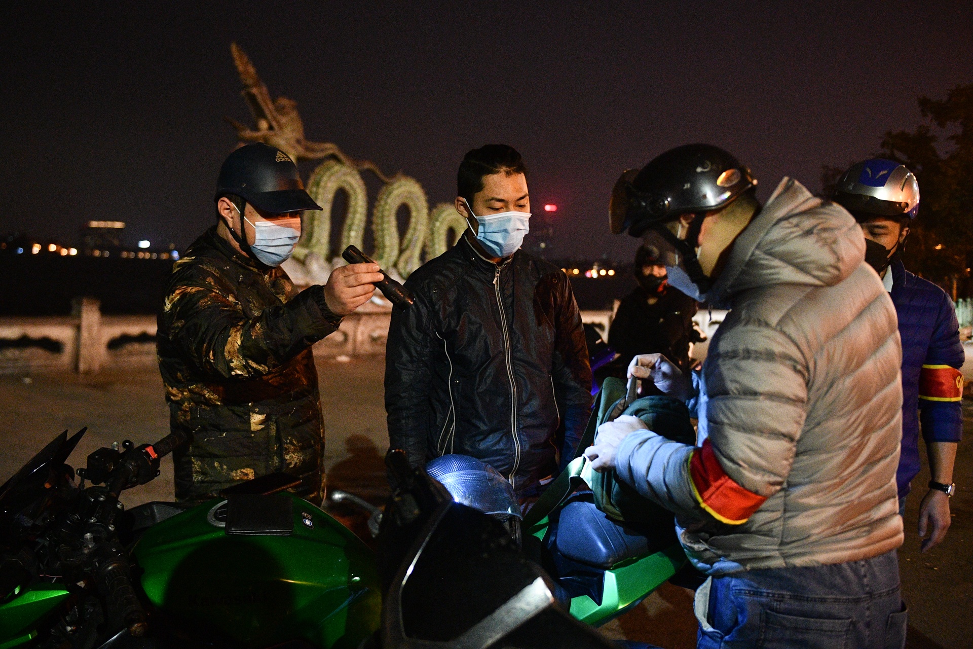 canh sat 141 hoa trang bat dua xe anh 10