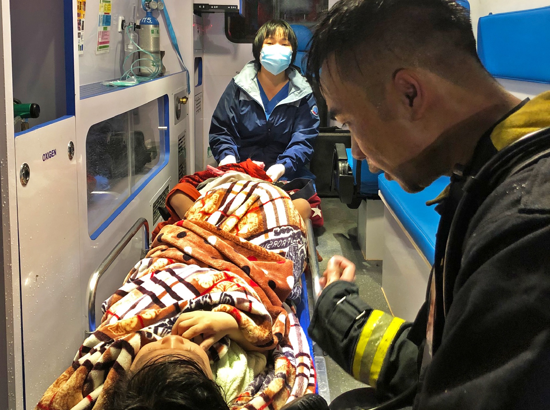 Cuu 3 nguoi trong can nha boc chay luc rang sang o Ha Noi hinh anh