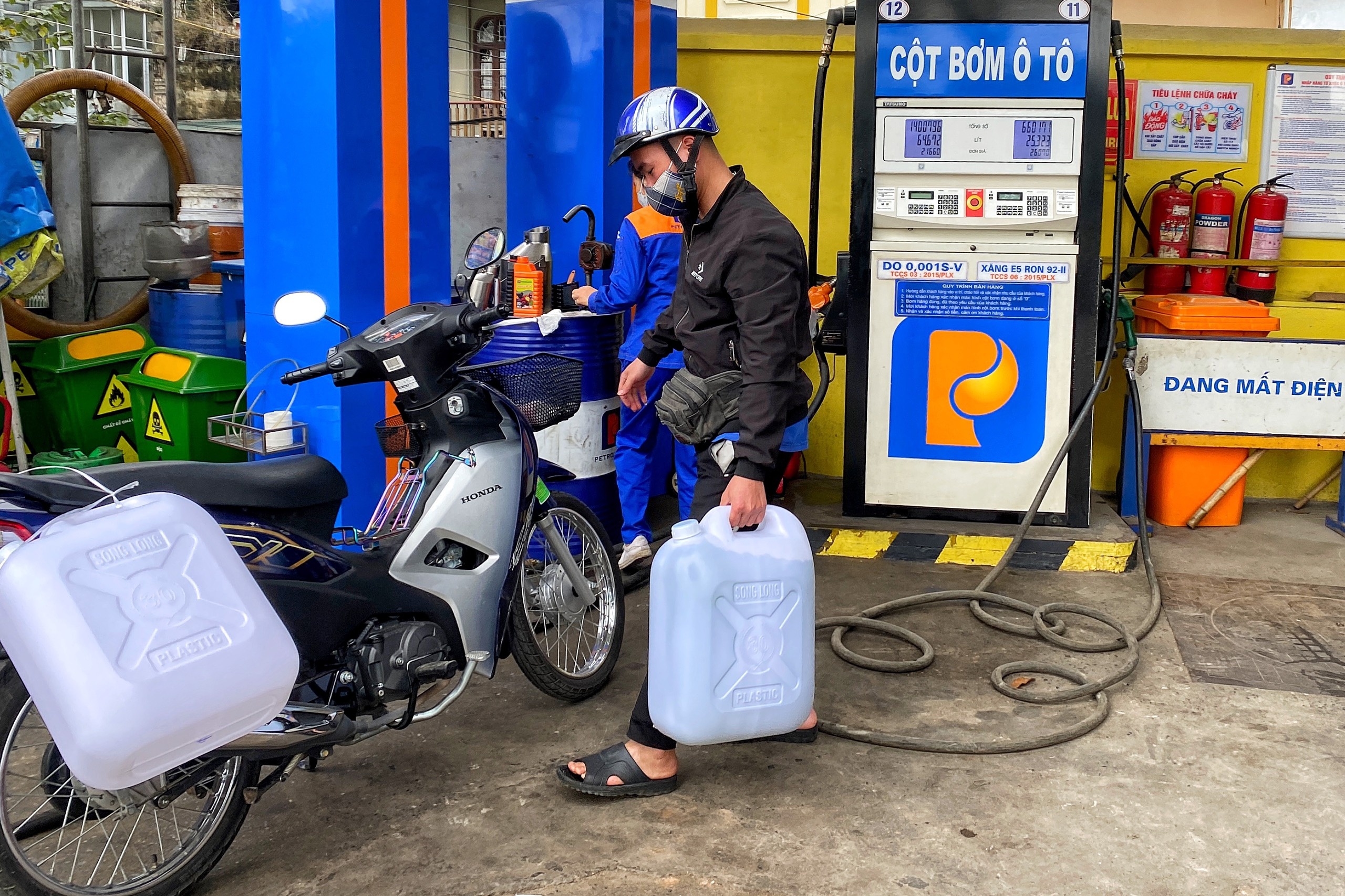 Nguy co 'mang bom ve nha' khi mua xang tich tru hinh anh