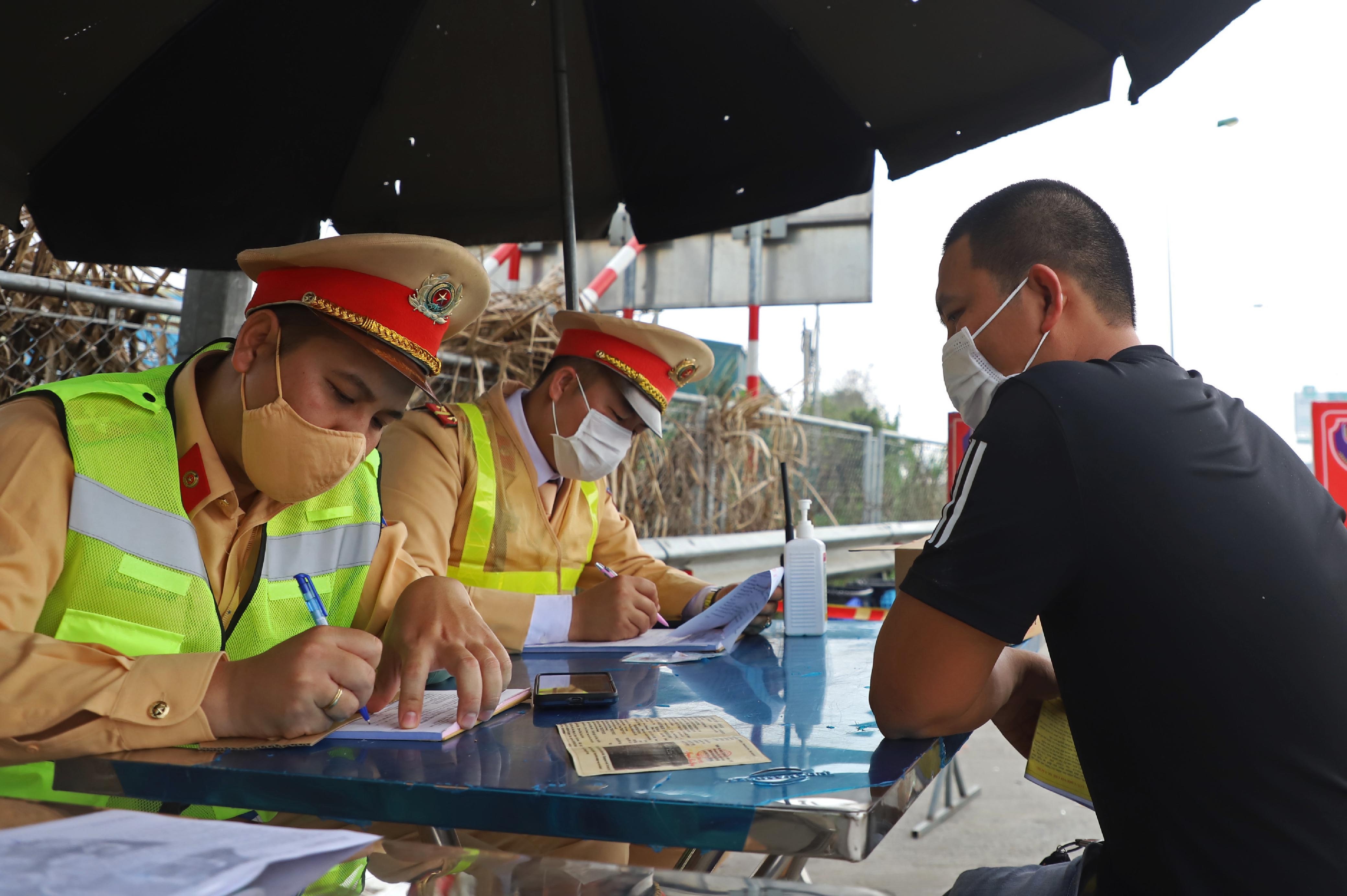 Cho qua tai, tai xe noi 'do gia xang dau tang' hinh anh