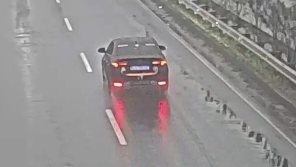 Xe 'nhai' bien xanh, chay nguoc chieu 15 km tren cao toc hinh anh