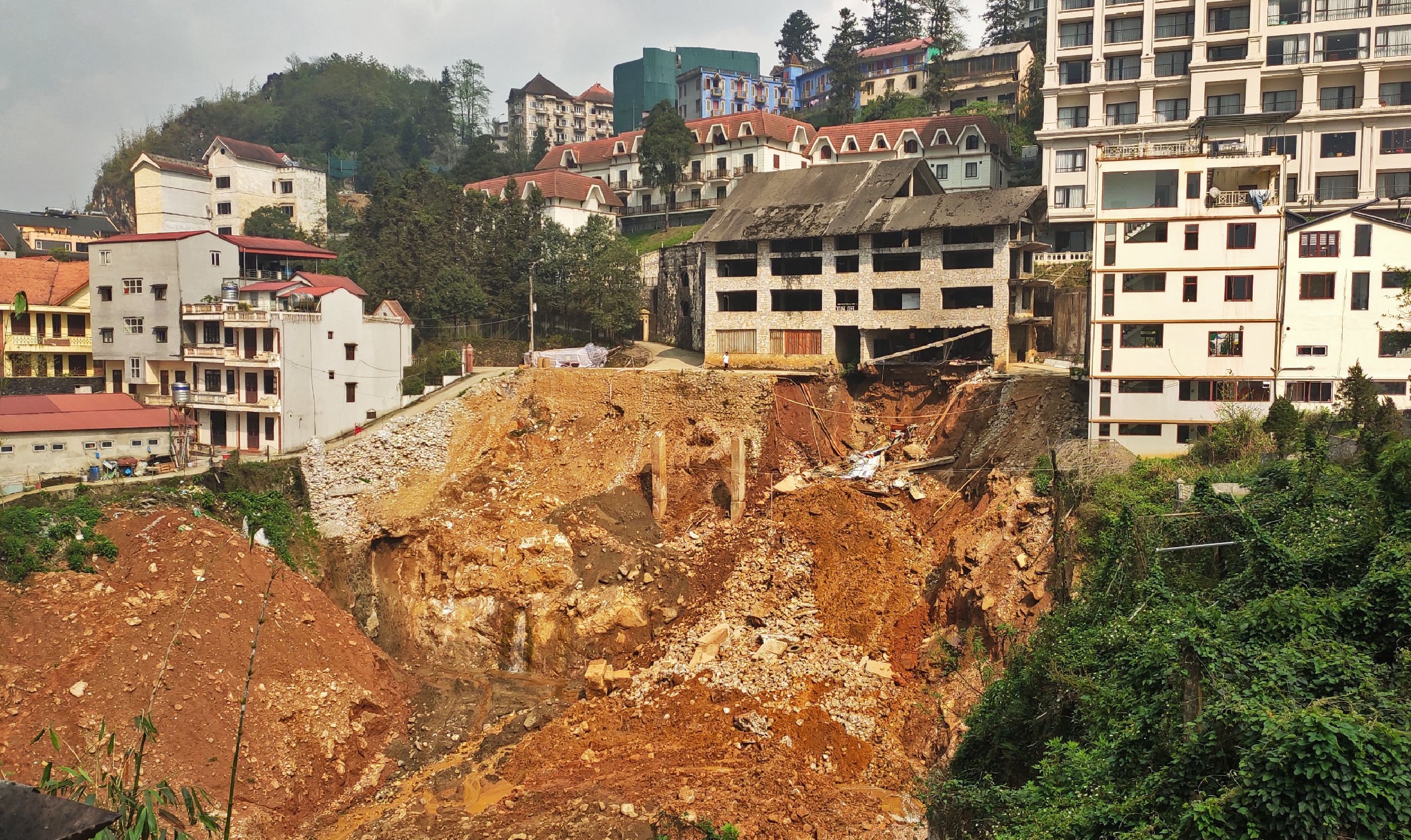 Sat lo tai cong trinh xay dung khach san o Sa Pa hinh anh