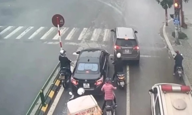 Tranh cai tinh huong oto nhuong duong cho xe cuu thuong hinh anh