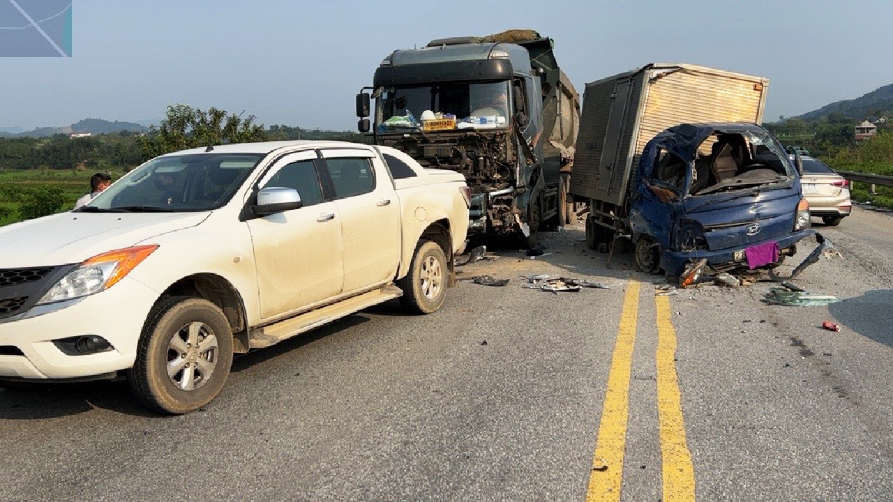 5 oto tai nan lien hoan tren cao toc hinh anh