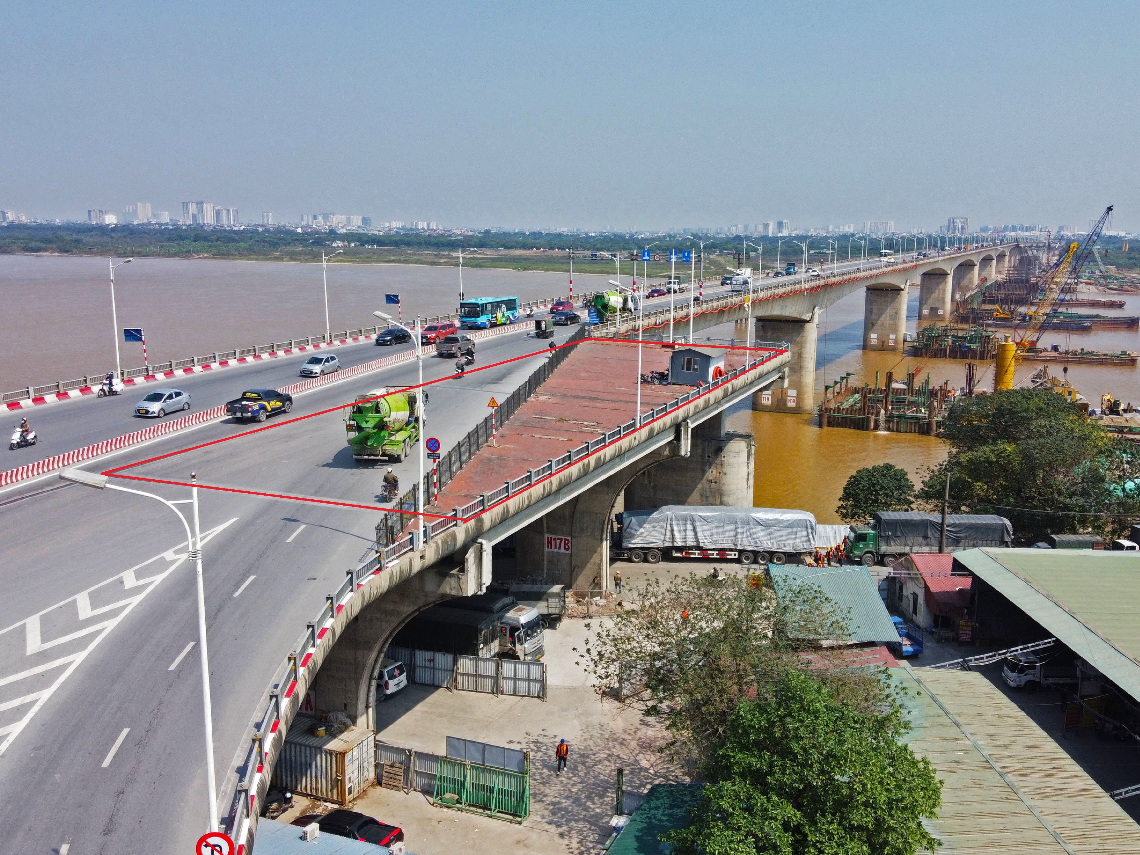 Tam dong loi len cau Vinh Tuy tu duong de Nguyen Khoai hinh anh