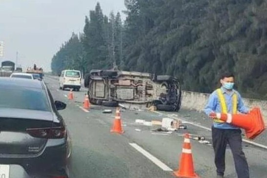 Xe cho Pho chu tich TP.HCM lat 5-6 vong sau khi no lop hinh anh