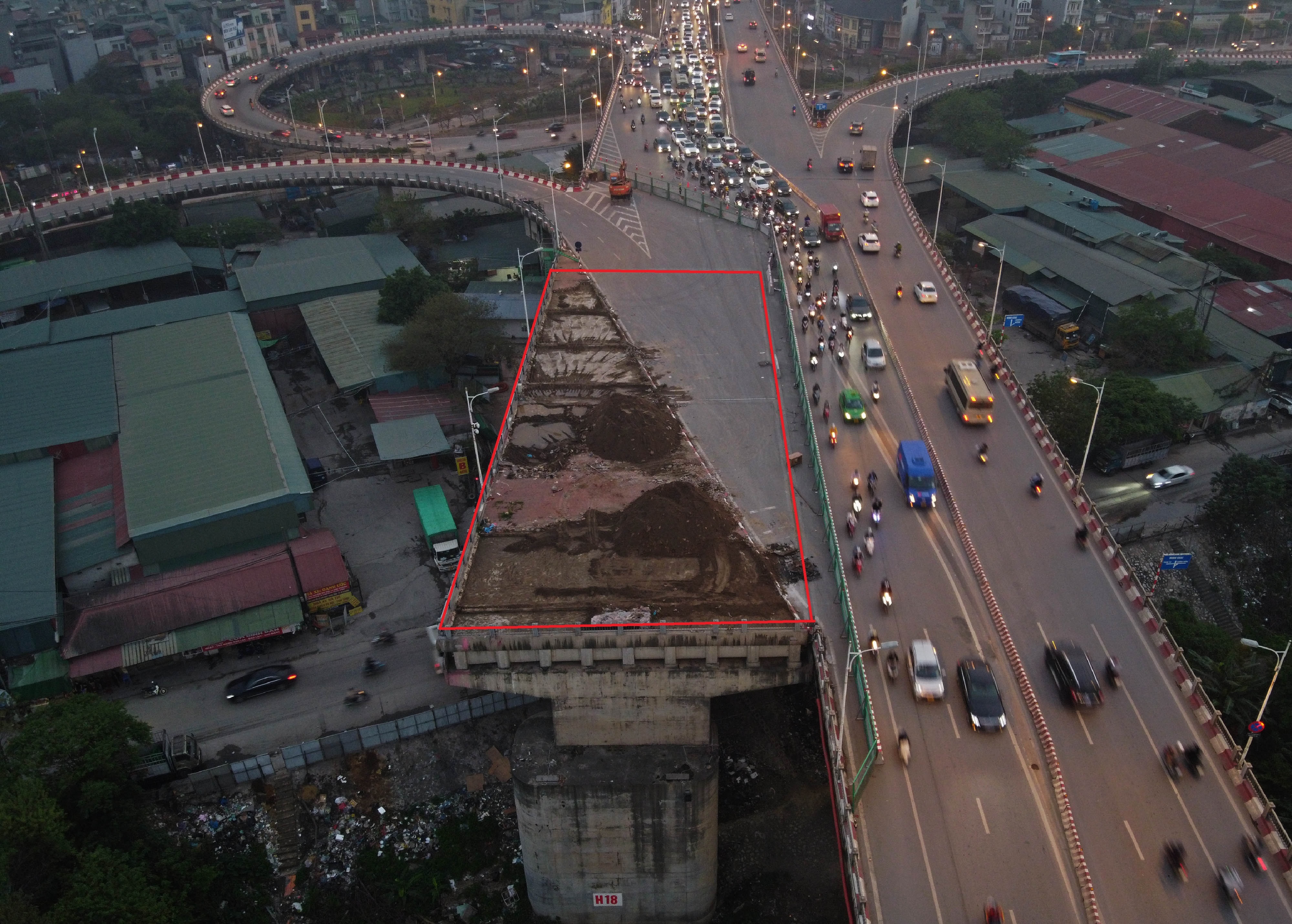 ùn tắc cầu Vĩnh Tuy ảnh 1 un tac cau Vinh Tuy anh 1