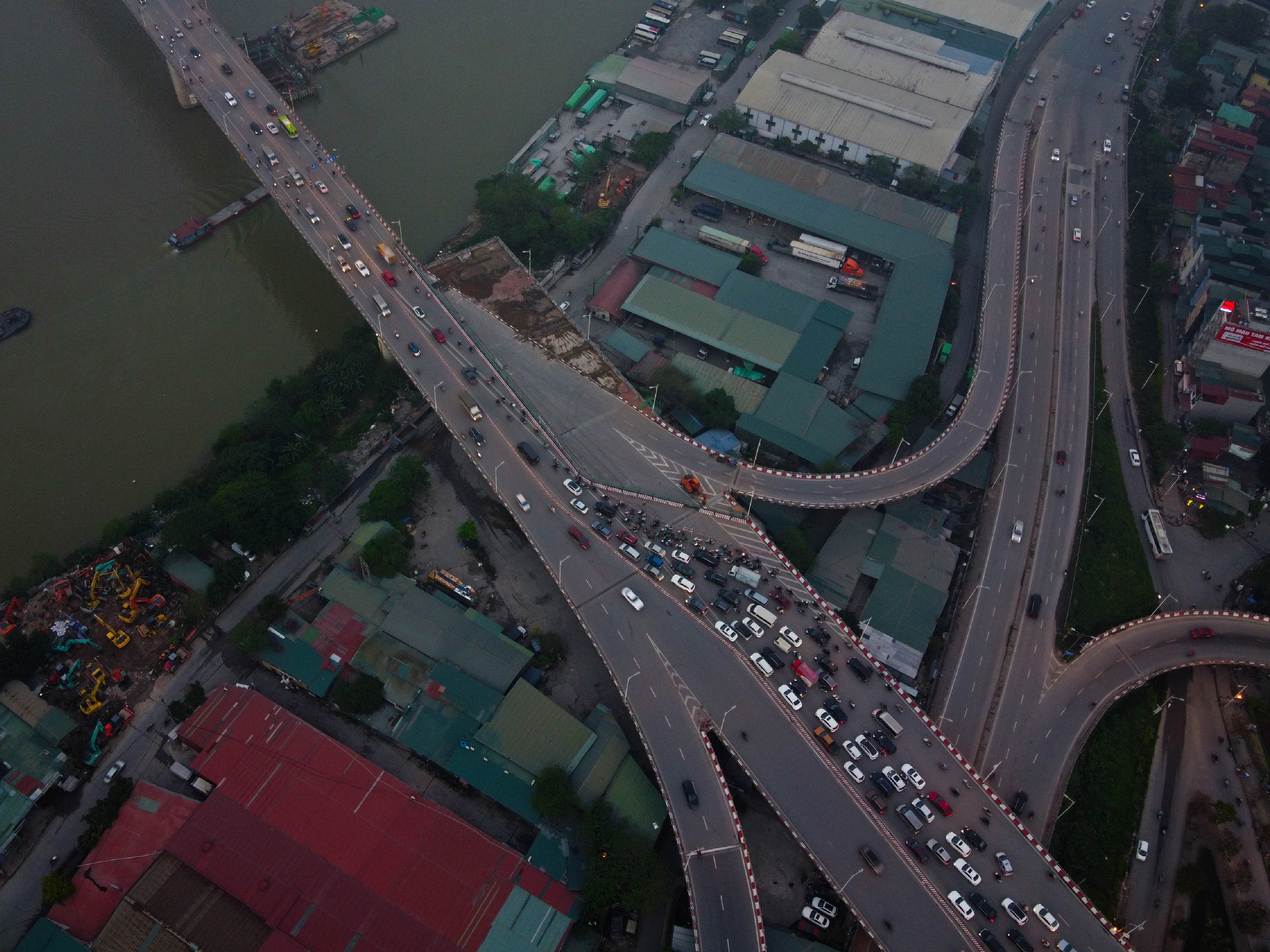 ùn tắc cầu Vĩnh Tuy ảnh 2 un tac cau Vinh Tuy anh 2