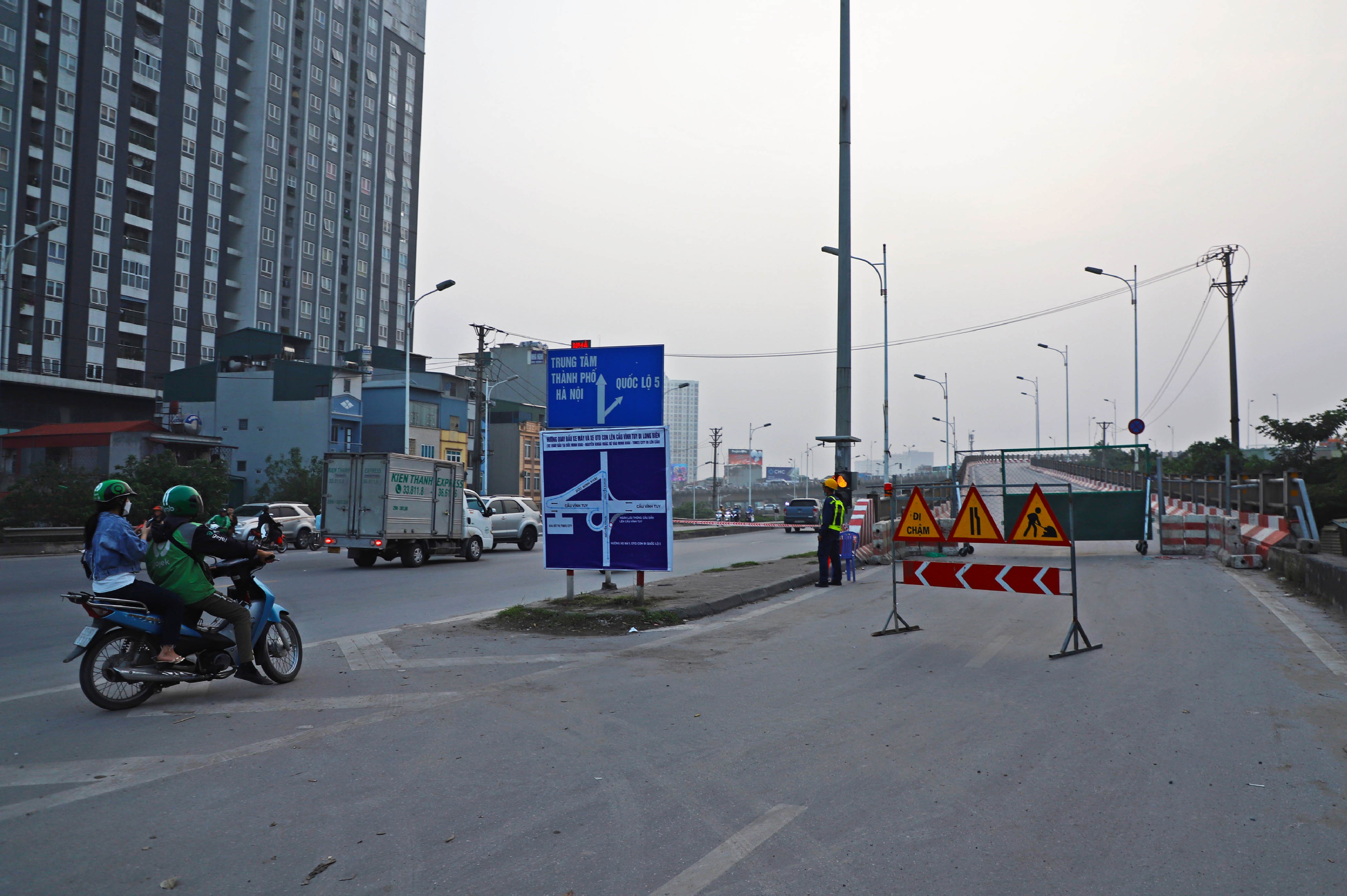 ùn tắc cầu Vĩnh Tuy ảnh 3 un tac cau Vinh Tuy anh 3