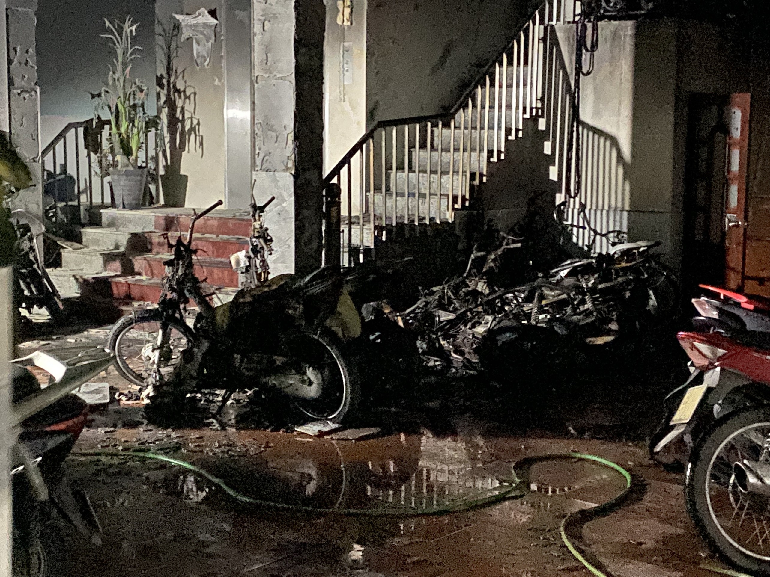 Chay ngoi nha 5 tang o Ha Noi, mot nguoi chet va 5 nguoi bi thuong hinh anh