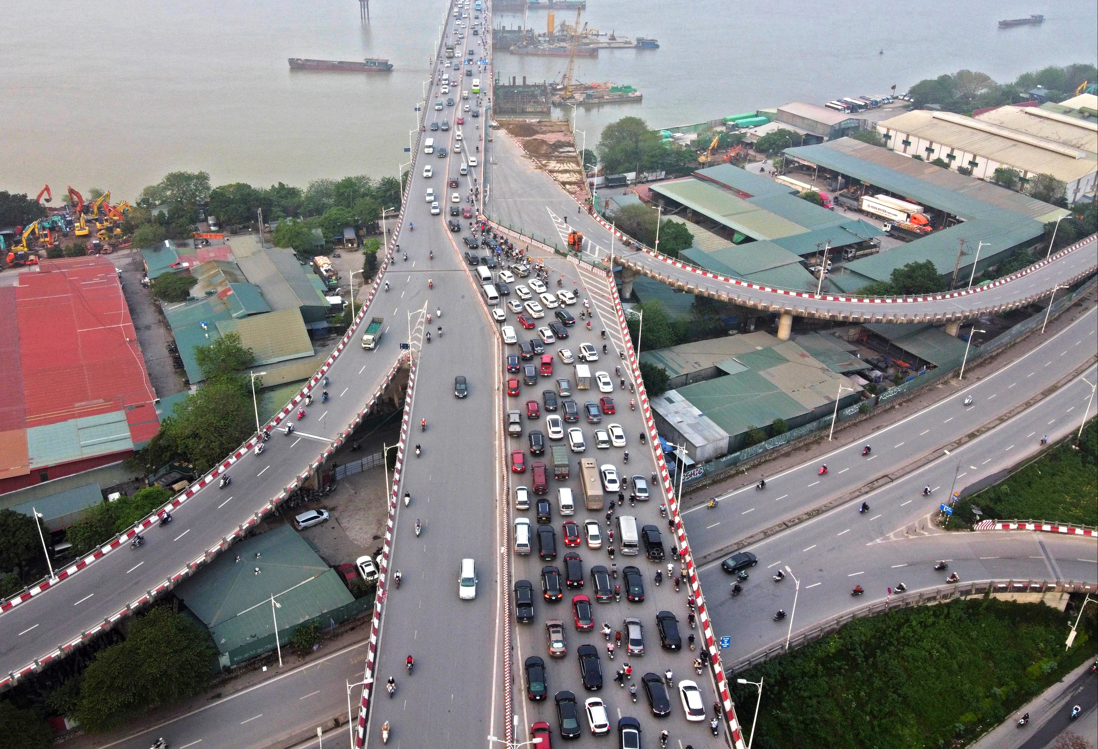 Xe co un u sau khi rao chan cau Vinh Tuy hinh anh