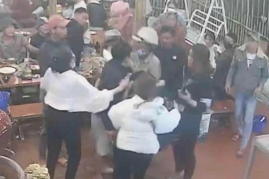 Den an nhau roi hanh hung, bat nhan vien nha hang xep hang de danh hinh anh