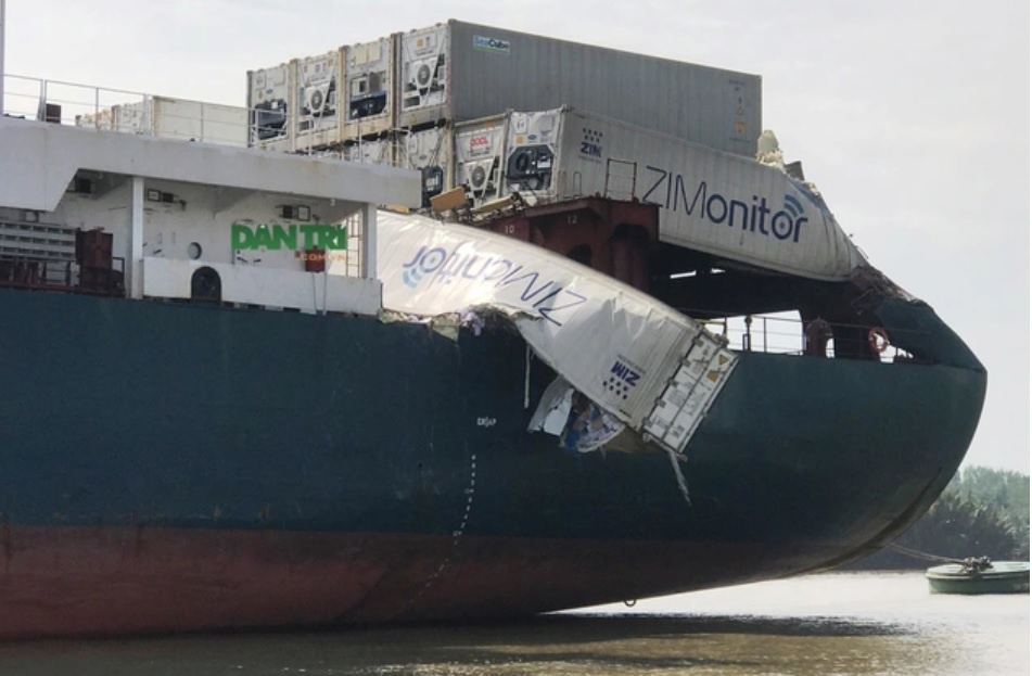 Hai tau hang tong nhau, mot thuyen vien mat tich hinh anh