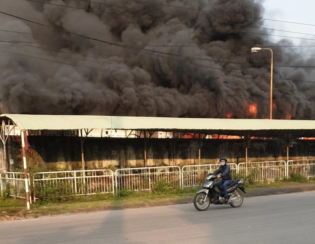 Hien truong vu chay cong ty may khien hang tram cong nhan thao chay hinh anh