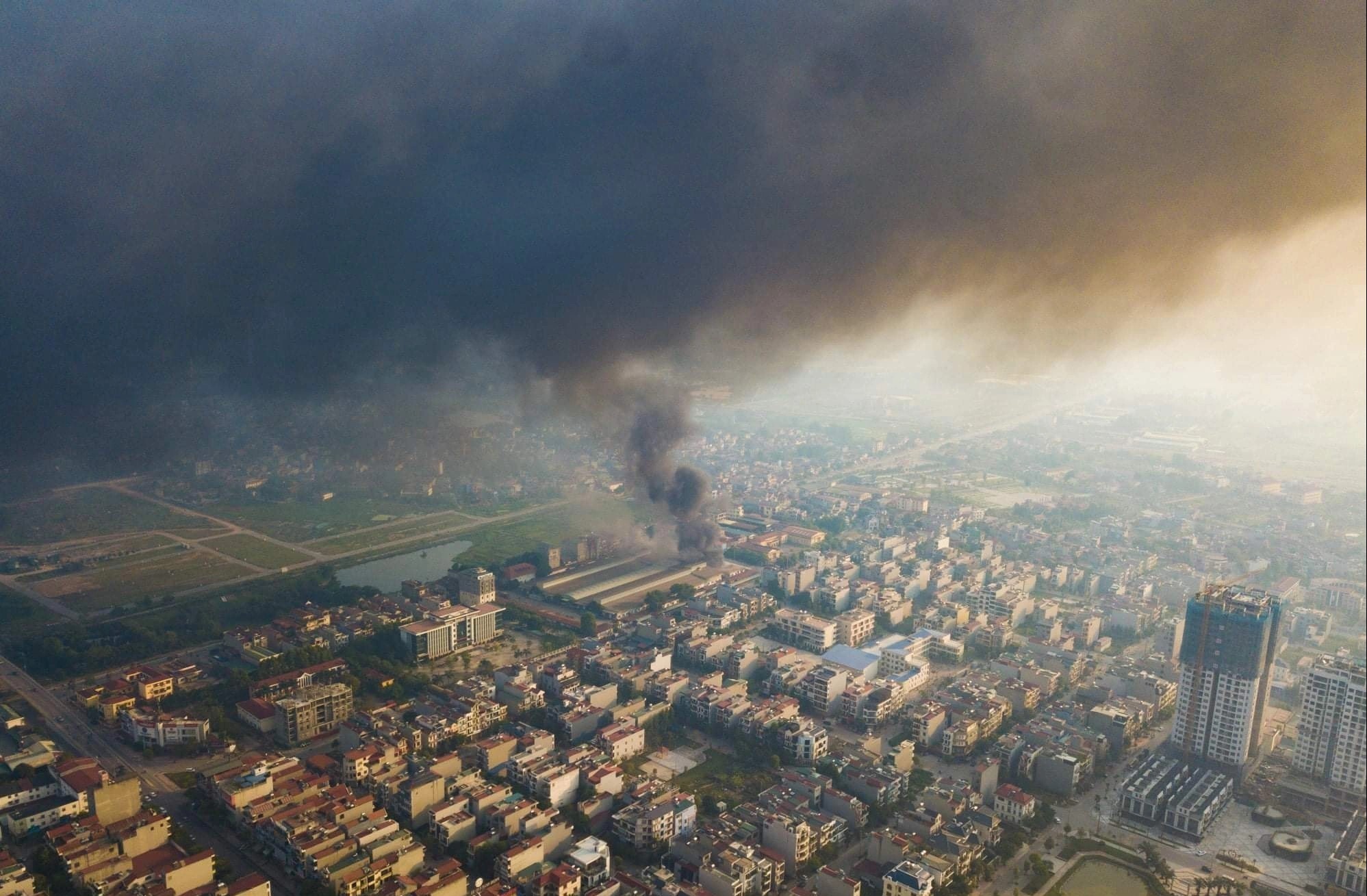 Khoi bao phu mot phan thanh pho Bac Giang, hang tram cong nhan bo chay hinh anh