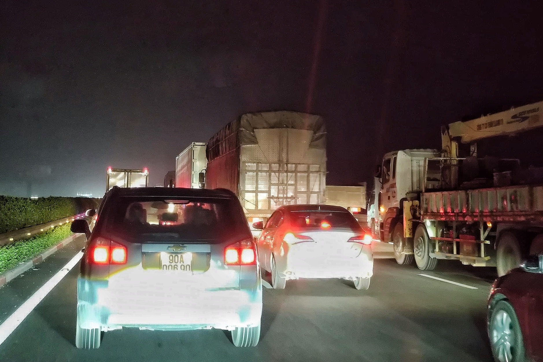 4 xe tong lien hoan, cao toc Phap Van - Cau Gie un tac gan 3 km hinh anh