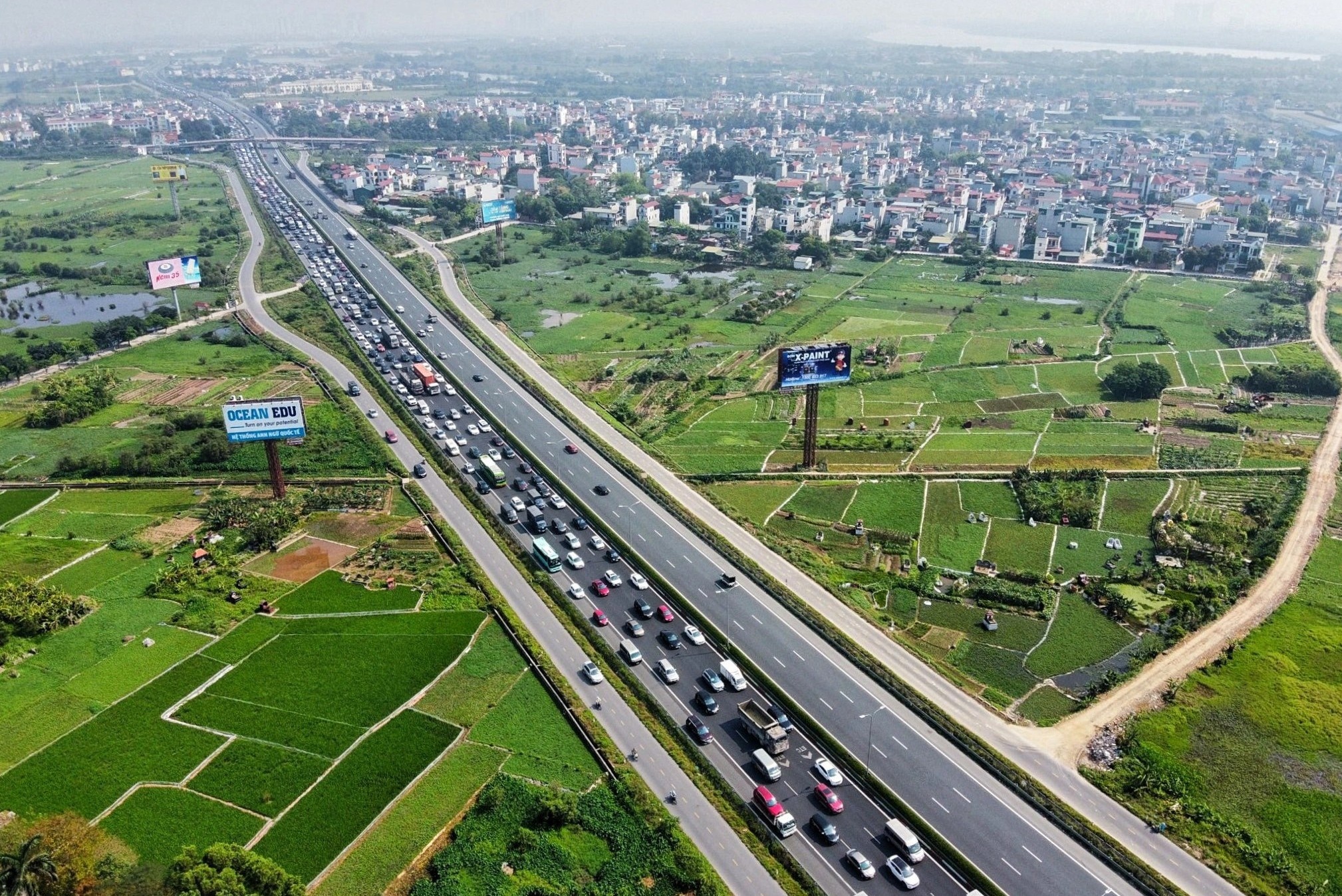 Oto un tac gan 3 km truoc tram thu phi BOT Phap Van hinh anh