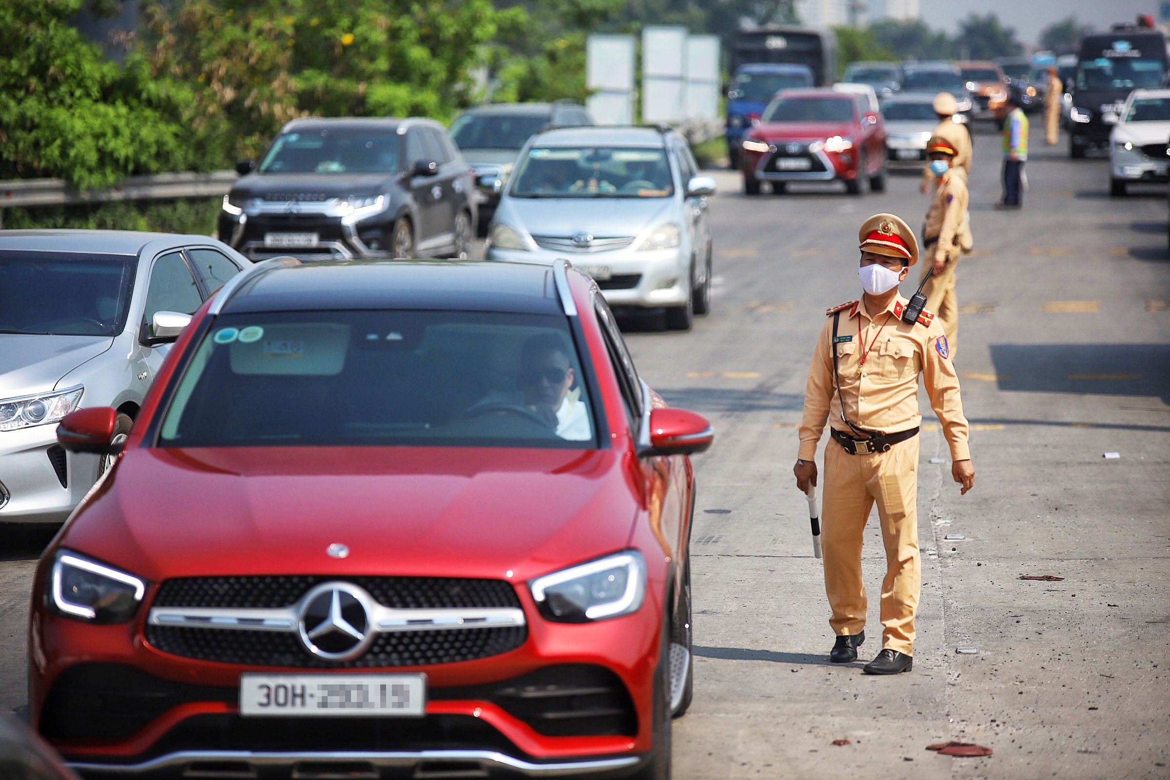 CSGT soi camera de xu nghiem tai xe chay vao lan khan cap tren cao toc hinh anh