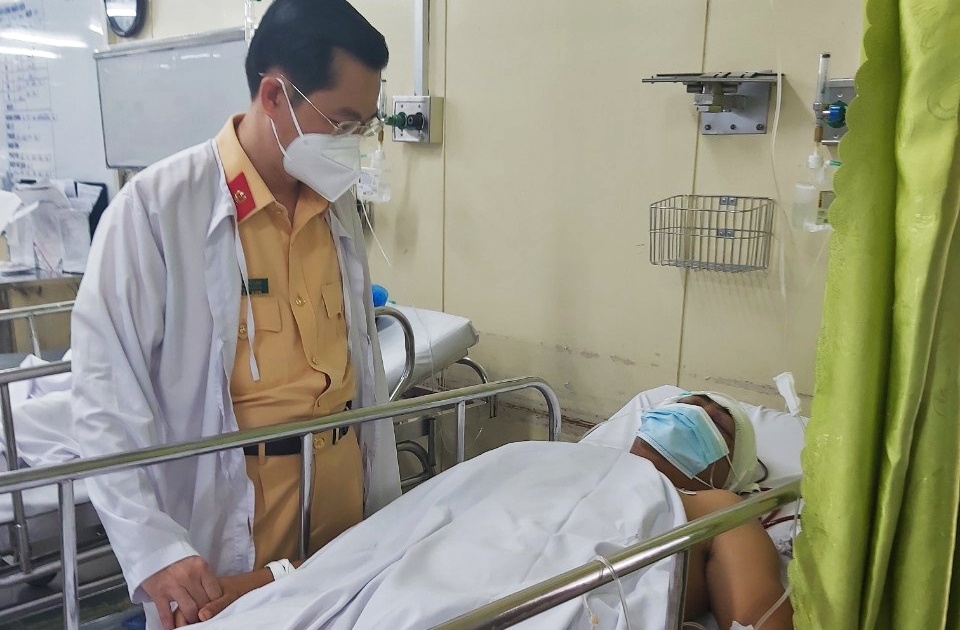 Thieu ta CSGT bi tong chan thuong so nao hinh anh