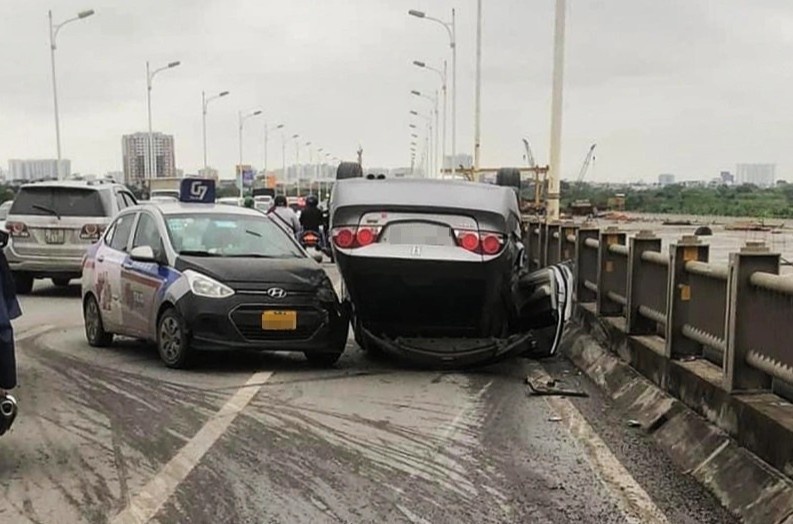 Oto Honda Civic lat ngua tren cau Vinh Tuy sau va cham voi xe taxi hinh anh