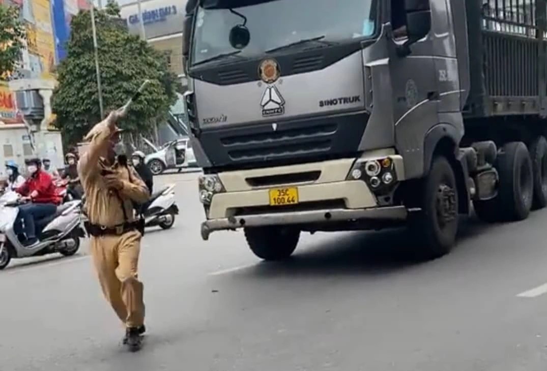 Tai xe oto container lao xe ve phia CSGT de bo chay hinh anh