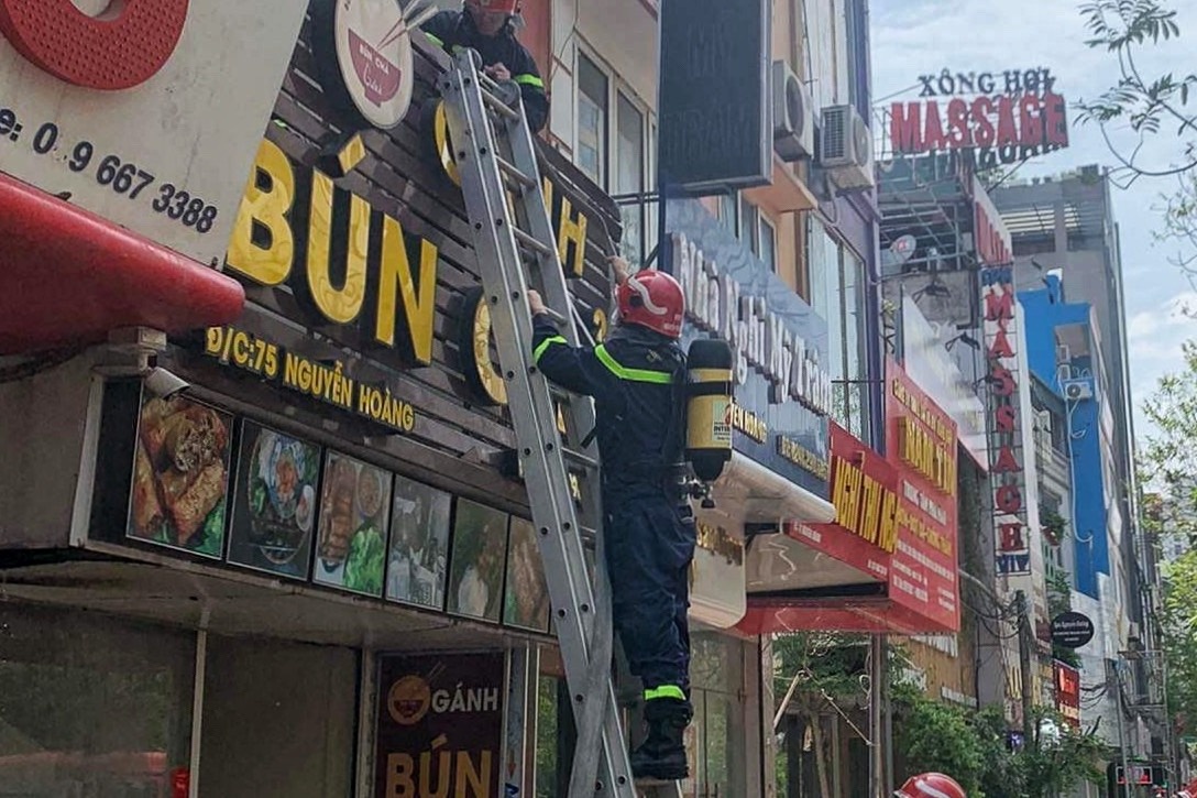 Khoi den bao trum quan bun cha o Ha Noi hinh anh