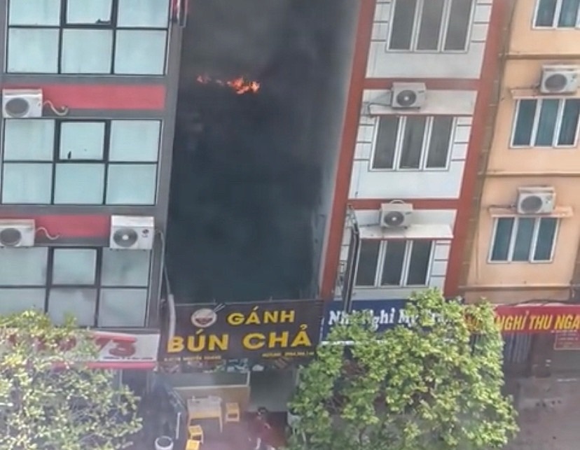 Chay quan bun cha o Ha Noi, nhieu nguoi thoat than hinh anh