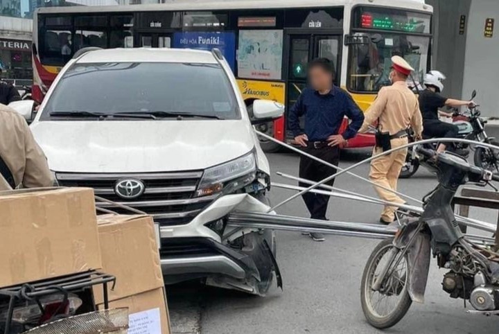 Thanh sat tu xe may xuyen thung dau oto hinh anh