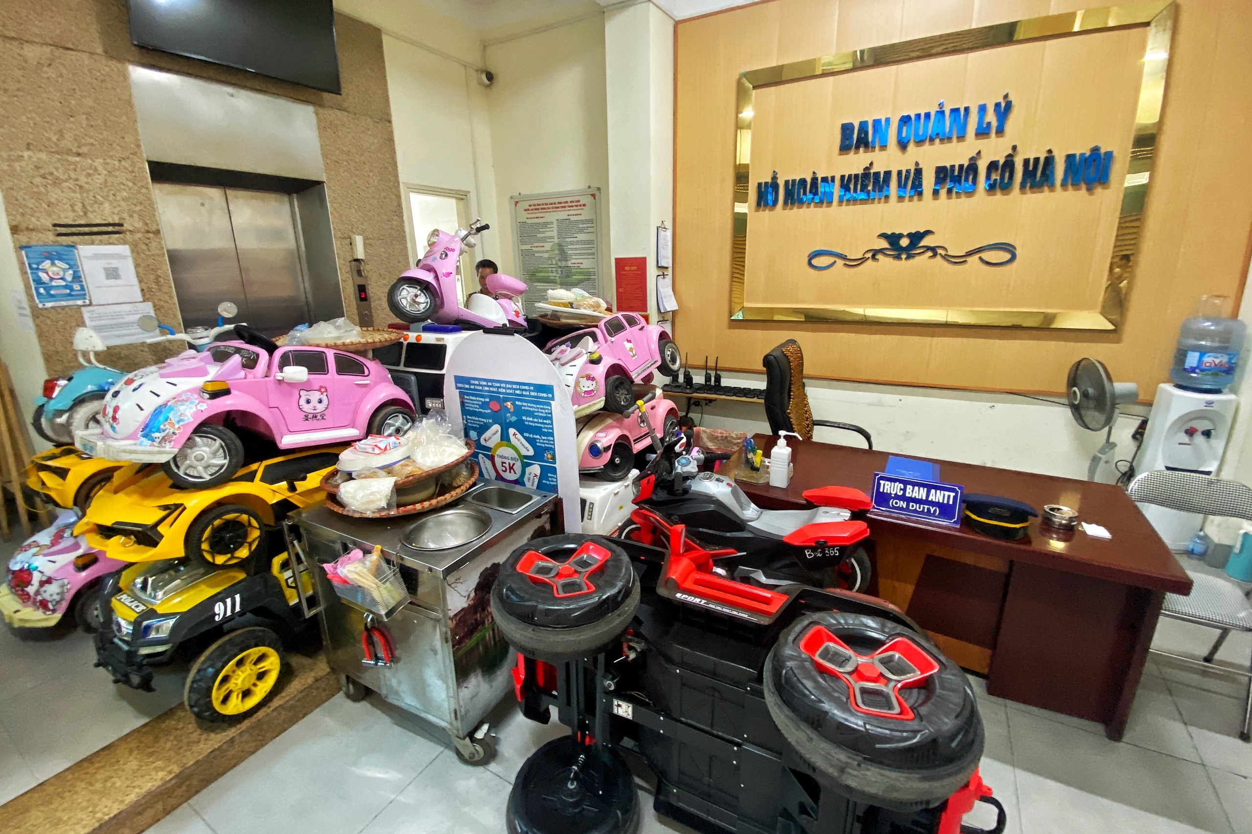 xu phat xe dien mini pho di bo ho guom anh 2