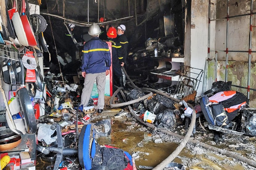 2 cu gia gan 90 tuoi cung 2 em nho duoc cuu thoat khoi can nha chay hinh anh