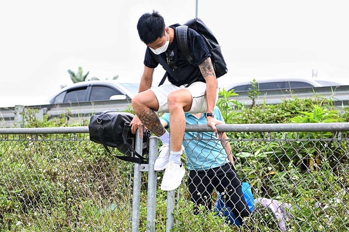 Cua ngo Ha Noi tac tu sang den trua, dan treo rao thoat khoi cao toc hinh anh