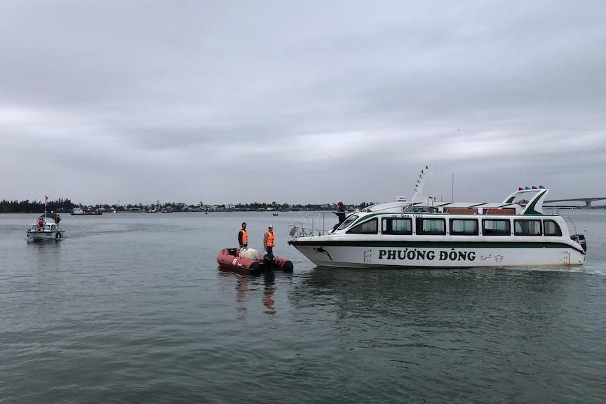 Tam dung tau ra dao Cu Lao Cham, hon 2.000 ve ra dao Ly Son bi huy hinh anh