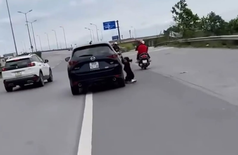 nguoi phu nu du canh cua o to anh 1