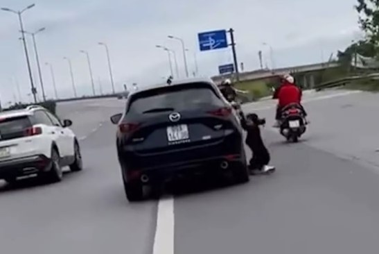 Chong nguoi phu nu du bam cua oto thua nhan mau thuan voi vo hinh anh