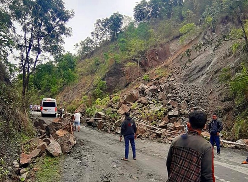 Hang tan da tang sat lo tren deo Dai Ninh, un tac giao thong hon 4 gio hinh anh