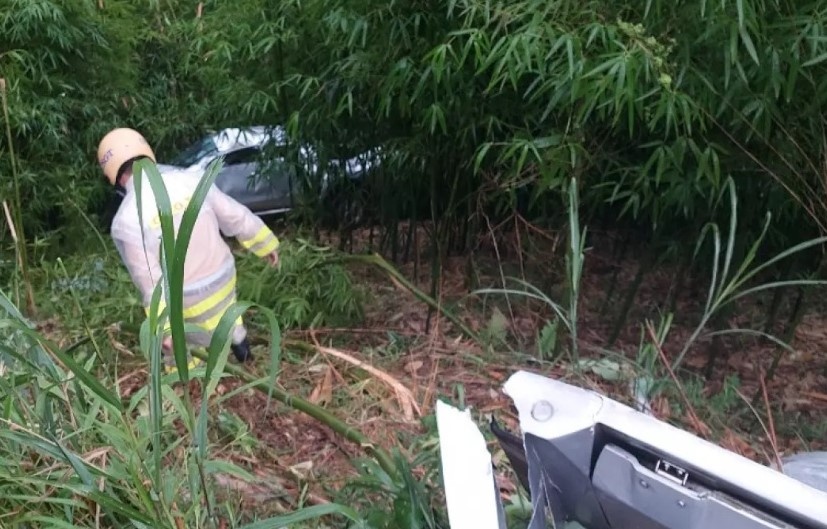 Oto lao xuong vuc khien 5 nguoi trong gia dinh bi thuong nang hinh anh