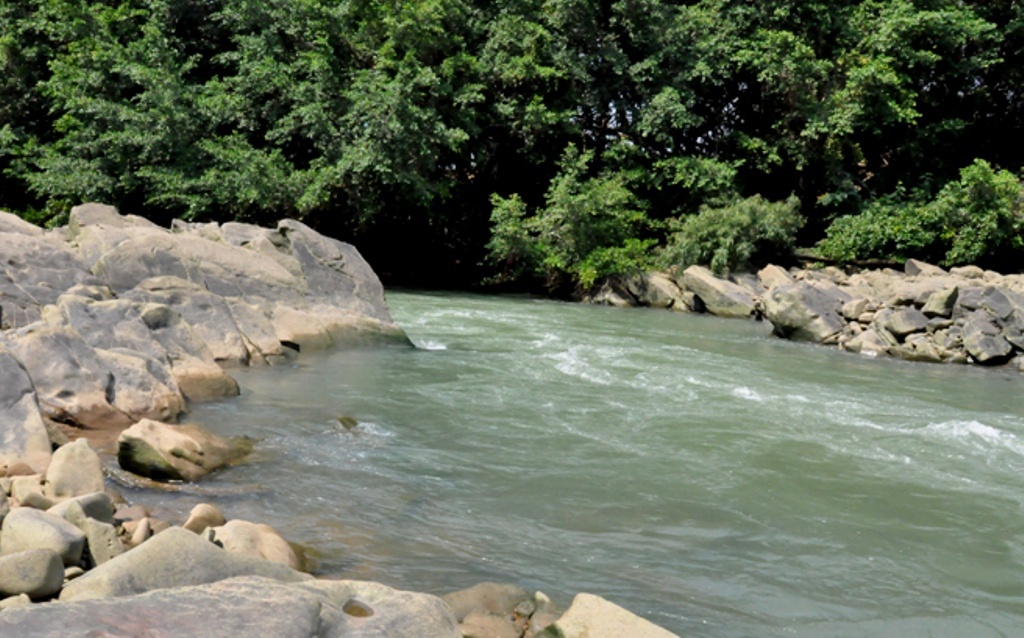 Mot thanh nien thiet mang duoi song Serepok khi di choi le hinh anh