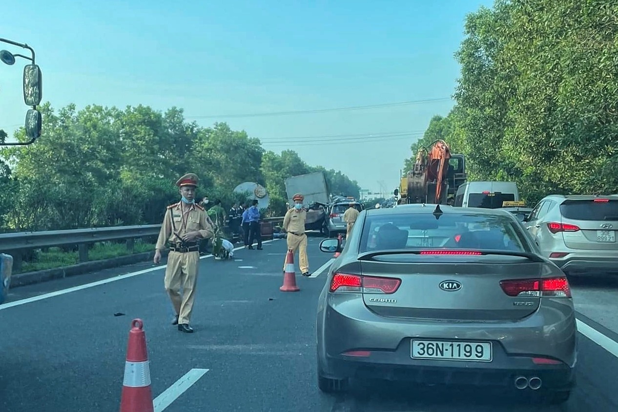 mac ket trong xe innova anh 3